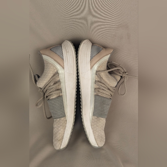 Under Armour size 8.5 ladies tennis shoes tan gray - Picture 5 of 9